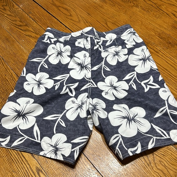 Hollister tropical hibiscus board shorts/swim trunks.Great condition. Size Large - Picture 6 of 10